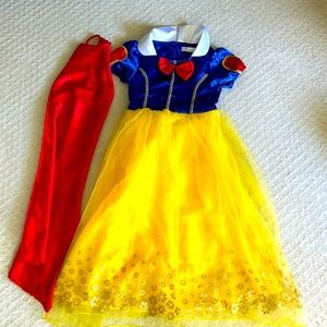 Like new Snow White costume. Perfect condition!